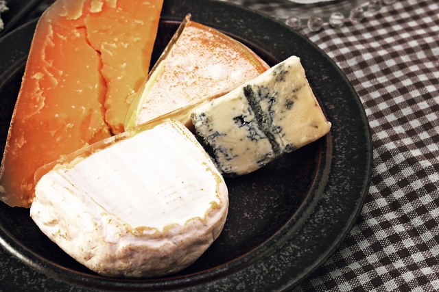 チーズ｜牛乳の栄養が凝縮され、ビタミンC以外のビタミンを含む