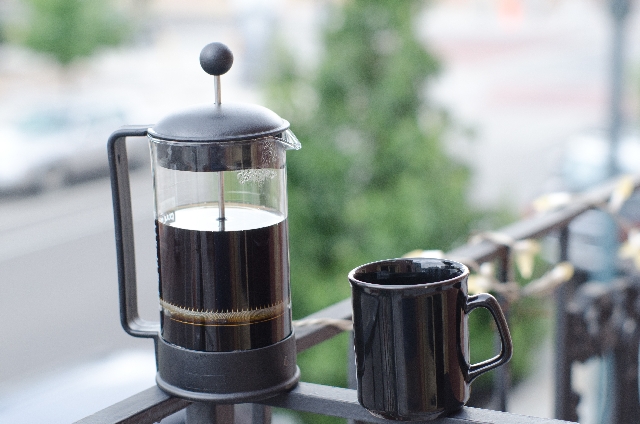 フレンチプレスでのコーヒーの淹れ方~3つのポイントでコーヒープレスの欠点を利点に変える!世界一の人気バリスタ井崎英典に学ぶ~【動画】