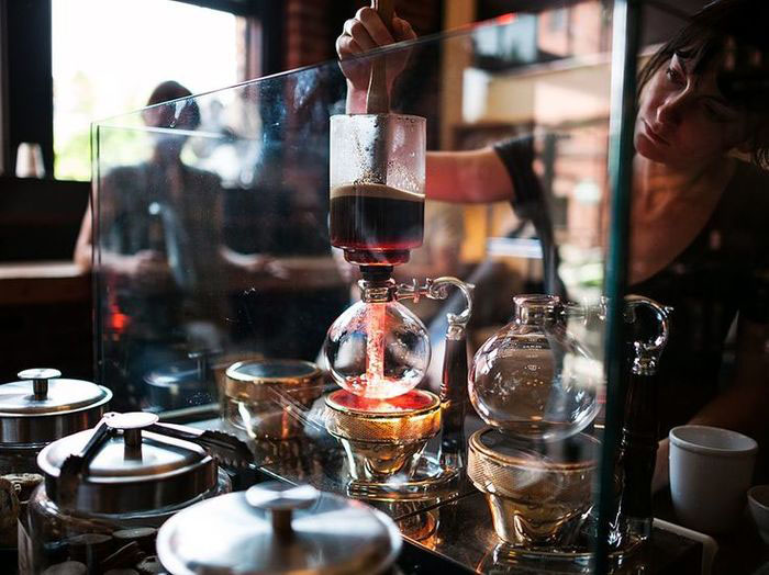 サイフォンの仕組みを楽しみながらコーヒーを淹れる~火加減とフィルターのお手入れが鍵!~ハリオなどの器具が人気!