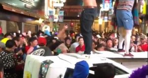 渋谷ハロウィン軽トラ横転