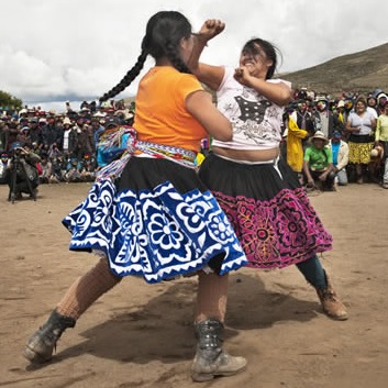 タカナクイ（Takanakuy）喧嘩祭りの伝統！南米ペルーでイモトアヤコが17歳の少女にボコボコにされた！